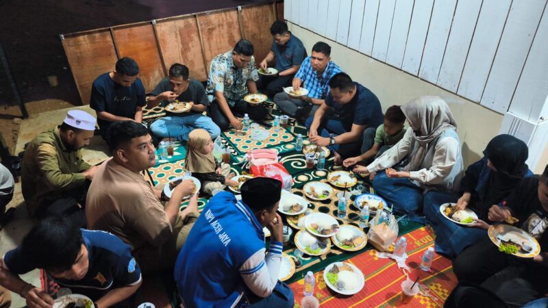 Pengurus KNPI Aceh Jaya saat buka puasa bersama di Caffee Teluk Senja Calang, Kamis (20/3/2026). Foto:Dok. Istimewa