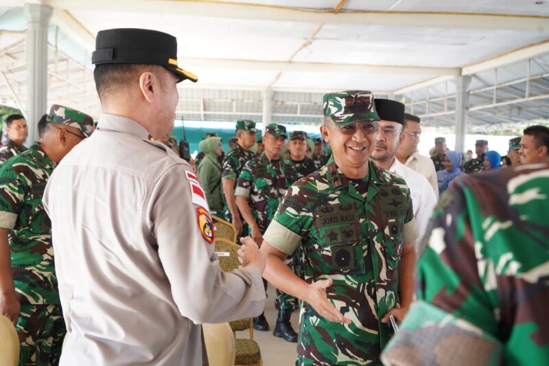 Pangdam Iskandar Muda Mayjen TNI Joko Hadi Susilo meninjau pelaksanaan Bazar Ramadhan yang diselenggarakan Kodam Iskandar Muda untuk membantu masyarakat memperoleh sembako murah di Banda Aceh, Jumat (13/3/2026). Foto: Dok. Istimewa