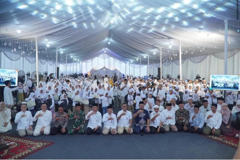 Direktur Utama BSI Anggoro Eko Cahyo bersama jajaran direksi dan anak-anak yatim berfoto bersama usai kegiatan BSI Berbagi di Masjid Darussalam, Aceh Tamiang, dalam rangka Ramadan 1447 H, Sabtu (7/3/2026). Foto: Dok. Istimewa