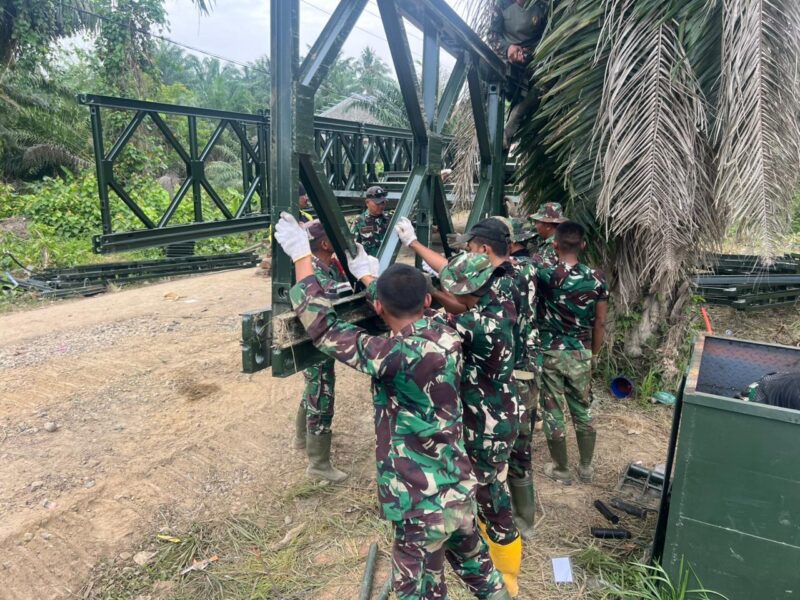 Personel Kodam Iskandar Muda membangun jembatan Bailey untuk mempercepat akses transportasi di wilayah terpencil Aceh, Senin (23/3/2026). Foto: Dok. Istimewa