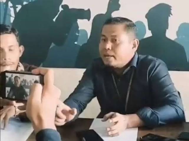 Kuasa hukum YLBH CaKRA, Fakhrurrazi, S.H., memberikan keterangan terkait putusan Pengadilan Negeri Lhokseumawe yang memenangkan gugatan kliennya terhadap RS PMI Aceh Utara, Selasa (10/3/2026). Foto: Dok. Istimewa