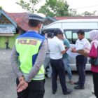 Petugas Dishub Aceh Barat bersama instansi terkait memeriksa kondisi teknis bus angkutan umum dalam kegiatan rampcheck jelang arus mudik Lebaran di Terminal Meulaboh, Selasa (10/3/2026). Foto: Dok. Istimewa