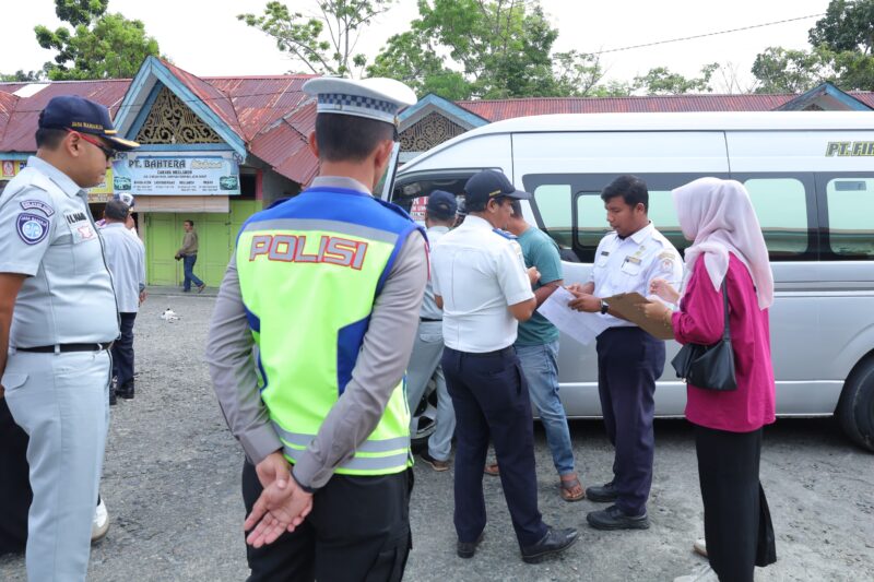 Petugas Dishub Aceh Barat bersama instansi terkait memeriksa kondisi teknis bus angkutan umum dalam kegiatan rampcheck jelang arus mudik Lebaran di Terminal Meulaboh, Selasa (10/3/2026). Foto: Dok. Istimewa