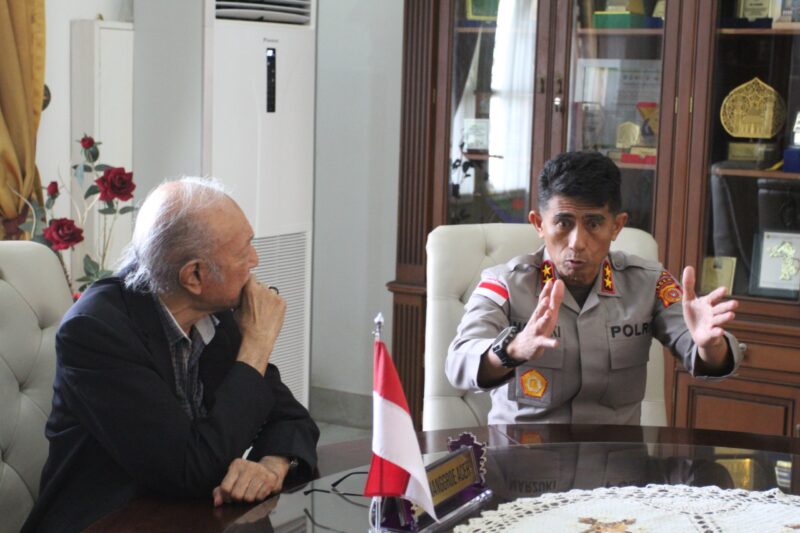Kapolda Aceh Irjen Pol Marzuki Ali Basyah berdiskusi dengan Wali Nanggroe Aceh Tgk. Malik Mahmud Al-Haythar di Meuligoe Wali Nanggroe, Banda Aceh, Selasa (10/3/2026). Foto: Dok. Istimewa 