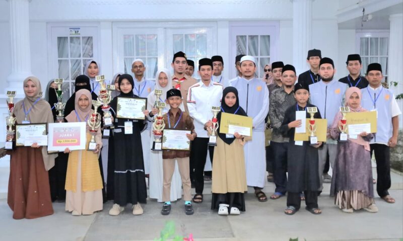 Bupati Aceh Barat Tarmizi SP, MM berfoto bersama pengurus Pramuka, Paskibraka, serta peserta lomba hafalan Al-Qur’an usai kegiatan buka puasa bersama di Pendopo Bupati Aceh Barat, Meulaboh, Minggu (8/3/2026). Foto: Dok. Istimewa