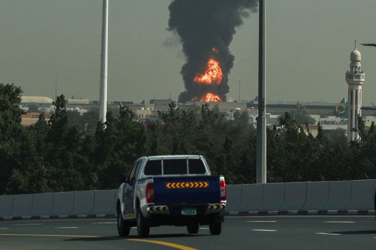 Asap mengepul dari kebakaran di Bandara Internasional Dubai di Dubai pada 16 Maret 2026, setelah serangan pesawat tak berawak (Foto : Fadel Senna/AFP).