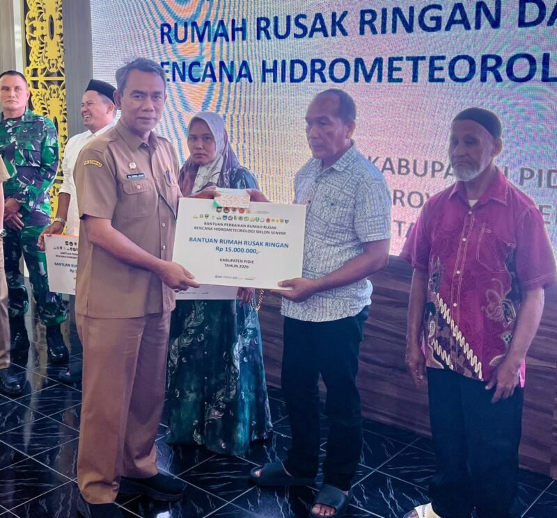 Sekda Pidie, Samsul Azhari menyerahkan bantuan rusak ringan kepada korban banjir di Pidie, Selasa (3/3/2026) (Foto.Amir Sagita.NOA.co.id).
