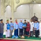 Sekretaris Umum DPD BKPRMI Aceh Timur, Tgk Ismuhadi, MSM, menyerahkan bantuan sembako ke Marbot Masjid Baitul Manan Matang Pineung Idi Cut, Tgk Muhammad Isa, dalam kunjungan Safari Ramadan di Gampong Matang Pineung, Kec. Darul Aman, Kab. Aceh Timur, Senin (2/3/2026) malam. Foto (Dok. Humas BKPRMI Aceh Timur)
