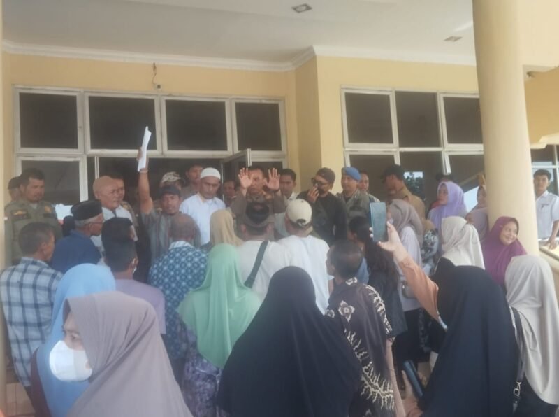 Warga Desa Ujung Bawang berbondong-bondong gelar aksi protes ke kantor bupati terkait hasil verifikasi bantuan rumah rehab rumah sesuai. Foto: Dok.Warga.