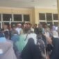 Warga Desa Ujung Bawang berbondong-bondong gelar aksi protes ke kantor bupati terkait hasil verifikasi bantuan rumah rehab rumah sesuai. Foto: Dok.Warga.