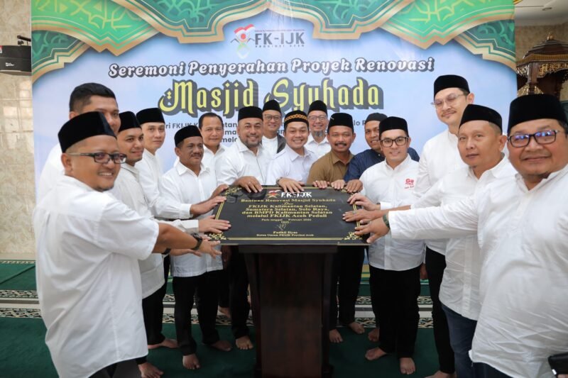 Perwakilan Forum Komunikasi Industri Jasa Keuangan Aceh bersama unsur pemerintah daerah dan tokoh masyarakat berfoto usai seremoni penyerahan proyek renovasi Masjid Syuhada Kuala Simpang di Kabupaten Aceh Tamiang, Kamis (5/3/2026). Foto: Dok. Istimewa