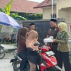 Kepala Kejaksaan Negeri Aceh Singkil, Muhammad Junaidi (Kedua Kanan) didampingi Ketua IAD Daerah Aceh Singkil Ny. Citra Junaidi (Pertama Kanan) saat Berbagi Takjil dan Santunan Anak Yatim di Bulan Ramadhan kepada masyarakat yang melintas di depan Pos Pelayanan Hukum Gratis, Aceh Singkil, Jumat (6/3/2026). (Foto : NOA.co.id/HO-Kejari Singkil).