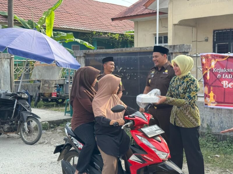 Kepala Kejaksaan Negeri Aceh Singkil, Muhammad Junaidi (Kedua Kanan) didampingi Ketua IAD Daerah Aceh Singkil Ny. Citra Junaidi (Pertama Kanan) saat Berbagi Takjil dan Santunan Anak Yatim di Bulan Ramadhan kepada masyarakat yang melintas di depan Pos Pelayanan Hukum Gratis, Aceh Singkil, Jumat (6/3/2026). (Foto : NOA.co.id/HO-Kejari Singkil).