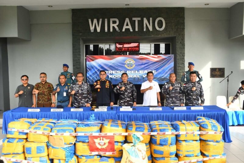 TNI AL bersama Bea Cukai Gagalkan Penyeludupan 1,4 Ton Sianida, Jumat (6/3/2026). (Foto : NOA.co.id/HO-Dispenal)