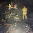 Petugas berjibaku memadamkan api yang menghanguskan empat rumah kos di Lueng Bata, Banda Aceh. Foto: Dok. DPKP Banda Aceh