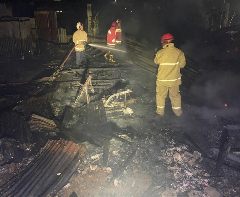 Petugas berjibaku memadamkan api yang menghanguskan empat rumah kos di Lueng Bata, Banda Aceh. Foto: Dok. DPKP Banda Aceh