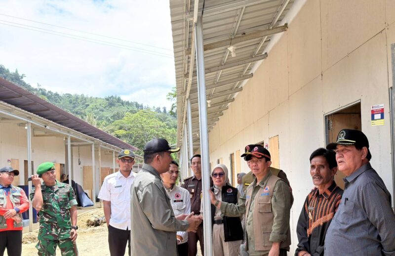 Kepala BNPB Letjen TNI Dr. Suharyanto saat menyapa warga Agusen yang tinggal di Kecamatan Blangkejeren, Kabupaten Gayo Lues, Provinsi Aceh, Rabu (11/3/2026). (Noa.co.id/HO-BNPB).