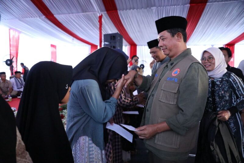 Kepala BNPB Letjen TNI Dr. Suharyanto saat menyerahkan santunan kepada anak-anak yatim piatu dan bantuan secara simbolis kepada warga di Desa Rigeb, Kecamatan Dabun Gelang, Kabupaten Gayo Lues, Provinsi Aceh, Rabu (11/3/2026). (Foto : NOA.co.id/HO-BNPB).