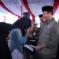 Kepala BNPB Letjen TNI Dr. Suharyanto saat menyerahkan santunan kepada anak-anak yatim piatu dan bantuan secara simbolis kepada warga di Desa Rigeb, Kecamatan Dabun Gelang, Kabupaten Gayo Lues, Provinsi Aceh, Rabu (11/3/2026). (Foto : NOA.co.id/HO-BNPB).