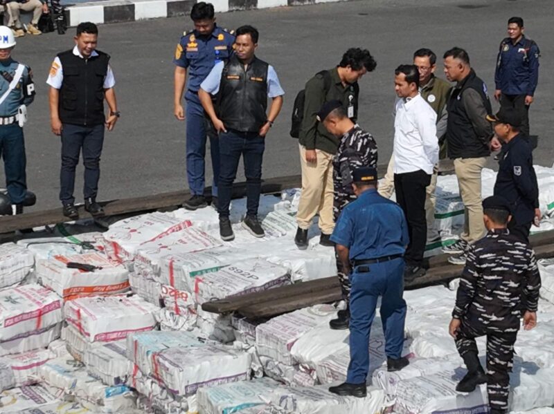 200 Ton Arang Bakau di Dermaga TNI AL Bangsal, Dumai, Rabu (11/3/2026). (Foto : NOA.co.id/HO-Dispenal)