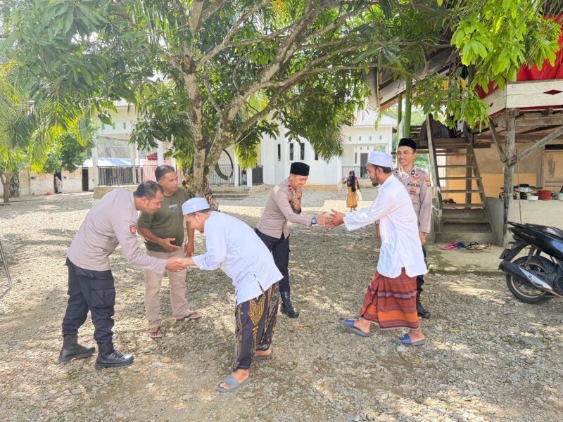 Kapolsubsektor Jeumpa IPDA Prawiro Djoko S bersama anggota di Pesantren Ikue Lhueng. Foto. Dok. Teukunizar/NOA.co.id