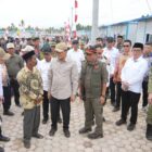 Menko Polkam Djamari Chaniago didampingi kepala BNPB saat Resmikan 104 Huntap di kompleks hunian tetap Kampung Kuala Cangkoy, Kecamatan Lapang, Kabupaten Aceh Utara, Sabtu (14/3/2026). (Foto : NOA.co.id/HO-Kemenko Polkam RI).