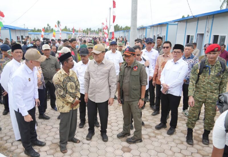 Menko Polkam Djamari Chaniago didampingi kepala BNPB saat Resmikan 104 Huntap di kompleks hunian tetap Kampung Kuala Cangkoy, Kecamatan Lapang, Kabupaten Aceh Utara, Sabtu (14/3/2026). (Foto : NOA.co.id/HO-Kemenko Polkam RI).