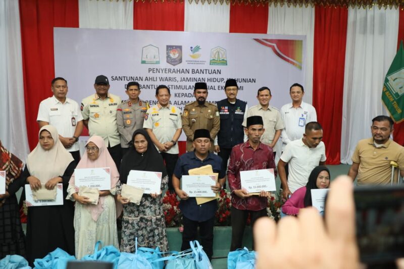 Kasatgas Tito dan Mensos Serahkan Bansos Rp100 Miliar untuk Korban Bencana di Sumatera berlangsung secara hybrid dari Pendopo Bupati Aceh Timur, Aceh, Senin (16/3/2026). ( Foto : NOA.co.id/HO-Satgas PRR).