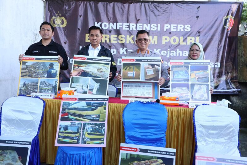 konferensi Pers Peredaran Daging Domba Impor Kedaluwarsa di Tangerang di Gudang PT Lang-Lang Buana, Jalan Raya Serang No.8, Cibadak, Cikupa, Tangerang, Senin (16/3/2026). (Foto : NOA.co.id/HO-Divisi Humas Mabes Polri).