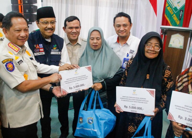 Penyerahan seremoni bantuan berlangsung secara hybrid dari Pendopo Bupati Aceh Timur, Aceh, Senin (16/3/2026). (NOA.co.id/HO-Satgas PRR).