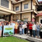 Kepala Kejaksaan Negeri (Kajari) Aceh Barat Daya (Abdya) Kardono SH MH melepas 14 pegawai yang akan melaksanakan mudik dalam rangka cuti bersama Hari Raya Idul Fitri. Foto. Dok. Teukunizar/NOA.co.id