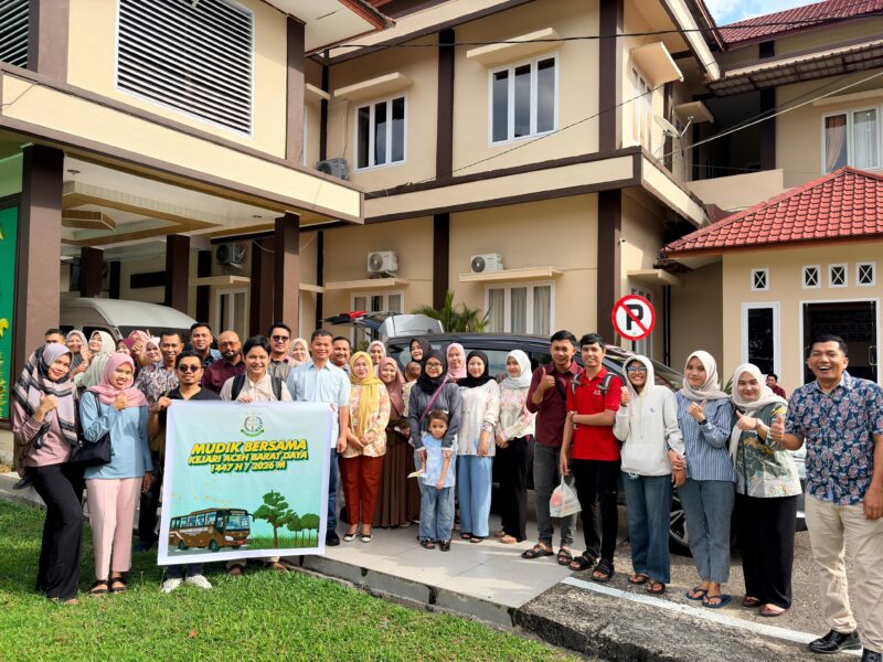 Kepala Kejaksaan Negeri (Kajari) Aceh Barat Daya (Abdya) Kardono SH MH melepas 14 pegawai yang akan melaksanakan mudik dalam rangka cuti bersama Hari Raya Idul Fitri. Foto. Dok. Teukunizar/NOA.co.id