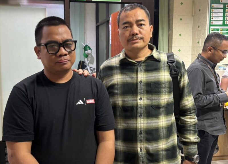 Jaksa gadungan (Pertama Kiri) saat diamankan Tim Pam SDO Kejati Jabar di daerah Kabupaten Bogor pada Selasa malam (17/03/26). (Foto : NOA.co.id/HO-Puspenkum Kejagung/Kejati Jabar).