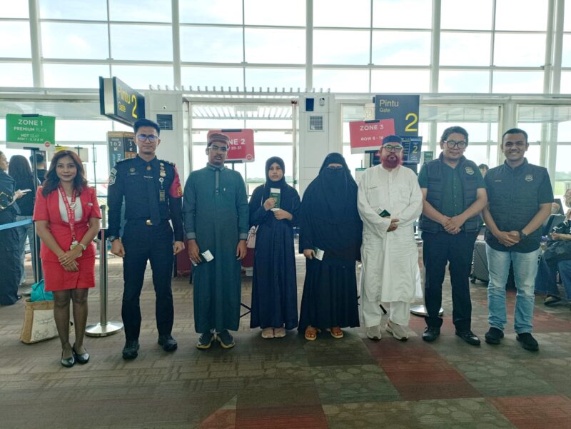 Imigrasi Banda Aceh Deportasi Warga Negara Pakistan Satu Keluarga melalui Bandara Internasional Kualanamu (KNO), Sumatera Utara, Minggu (15/3/2026). (Foto : NOA.co.id/HO-Kanim Banda Aceh).