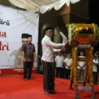 Bupati Aceh Barat Daya, Safaruddin memukul bedug di masjid Agung Baitul Ghafur malam takbiran. Foto. Dok. Teukunizar/NOA.co.id