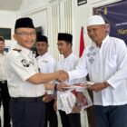 Kakanwil Ditjenpas Aceh Yan Rusmanto  (Pertama Kiri) saat menyerahkan SK Remisi Khusus Idul Fitri secara Simbolis bagi 4.840 Warga Binaan di Lembaga Pemasyarakatan Kelas IIA Banda Aceh di kawasan Lambaro, Kabupaten Aceh Besar, Sabtu (21/3/2026). (Foto : NOA.co.id/HO-Kanwil Ditjenpas Aceh).