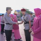 Kasat Reskrim Iptu Mirzani berjabat tangan dengan Kapolres Pidie AKBP Jaka Mulyana usai upacara mutasi di halaman Mapolres setempat Jumat (27/3/2026) (Foto.Amir Sagita.NOA.co.id).
