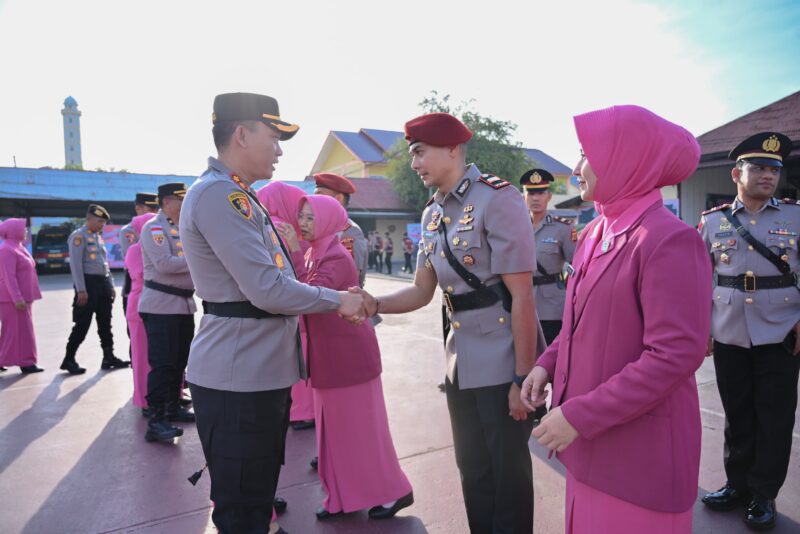Kasat Reskrim Iptu Mirzani berjabat tangan dengan Kapolres Pidie AKBP Jaka Mulyana usai upacara mutasi di halaman Mapolres setempat Jumat (27/3/2026) (Foto.Amir Sagita.NOA.co.id).