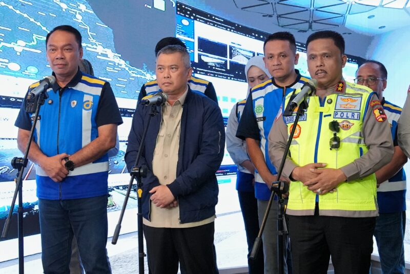 Menteri Perhubungan Dudy Purwagandhi didampingi Kakorlantas Polri Irjen Pol. Drs. Agus Suryonugroho S.H., M.Hum dan Dirut Jasa Marga Rivan A Purwantono menutup pemberlakuan one-way lokal presisi di Tol Trans Jawa pada arus balik Lebaran 2026, Senin (30/3/2026) dini hari.