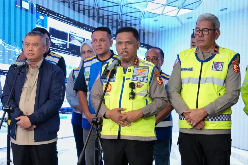 Menteri Perhubungan Dudy Purwagandhi didampingi Kakorlantas Polri Irjen Pol. Drs. Agus Suryonugroho S.H., M.Hum dan Dirut Jasa Marga Rivan A Purwantono menutup pemberlakuan one-way lokal presisi di Tol Trans Jawa pada arus balik Lebaran 2026, Senin (30/3/2026) dini hari.