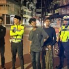 Petugas dari Satlantas Polres Aceh Barat Daya menertibkan dan memberikan penyuluhan keselamatan lalu lintas kepada remaja yang kedapatan beraktifitas balap lari liar di simpang Ceurana Kota Blangpidie. Foto. Dok. Teukunizar/NOA.co.iid