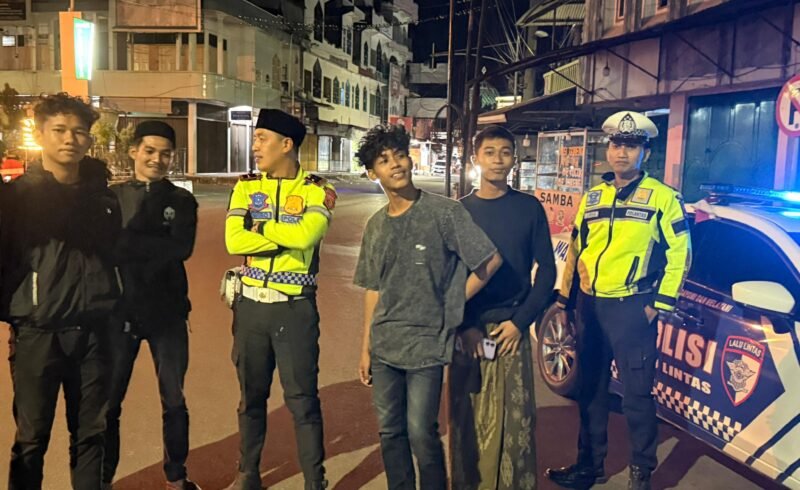 Petugas dari Satlantas Polres Aceh Barat Daya menertibkan dan memberikan penyuluhan keselamatan lalu lintas kepada remaja yang kedapatan beraktifitas balap lari liar di simpang Ceurana Kota Blangpidie. Foto. Dok. Teukunizar/NOA.co.iid