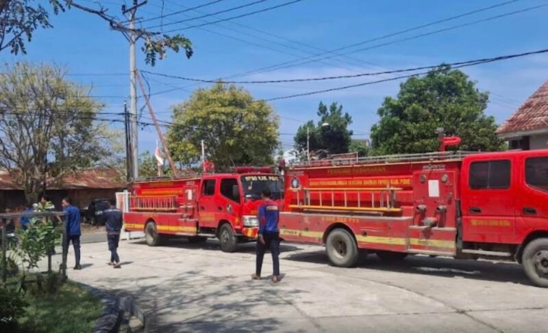 Armada Pemadam Kebakaran dikembalikan oleh petugas kepada BPBD Pidie, Rabu (4/3/2026) (Foto.Amir Sagita.NOA.co.id).