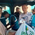 Wakil Bupati Aceh Barat Daya, Zaman Akli menyaksikan penyerahan simbolis sembako PLN Berkah. Foto. Dok. Teukunizar/NOA.co.id