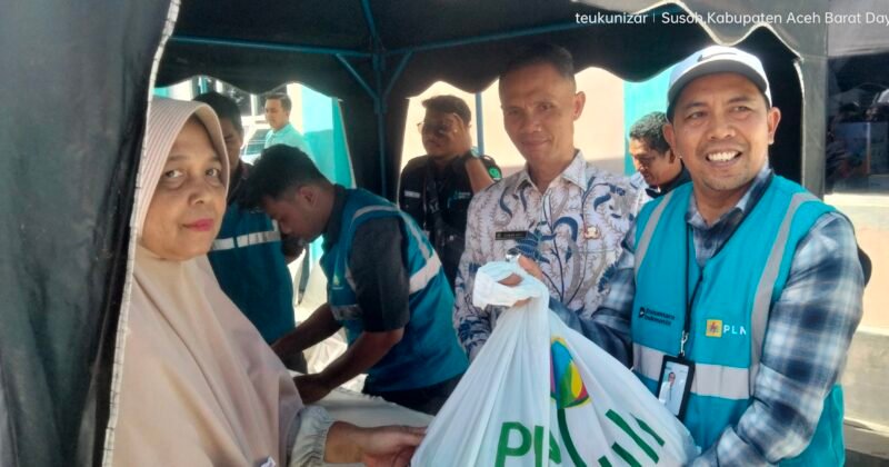 Wakil Bupati Aceh Barat Daya, Zaman Akli menyaksikan penyerahan simbolis sembako PLN Berkah. Foto. Dok. Teukunizar/NOA.co.id