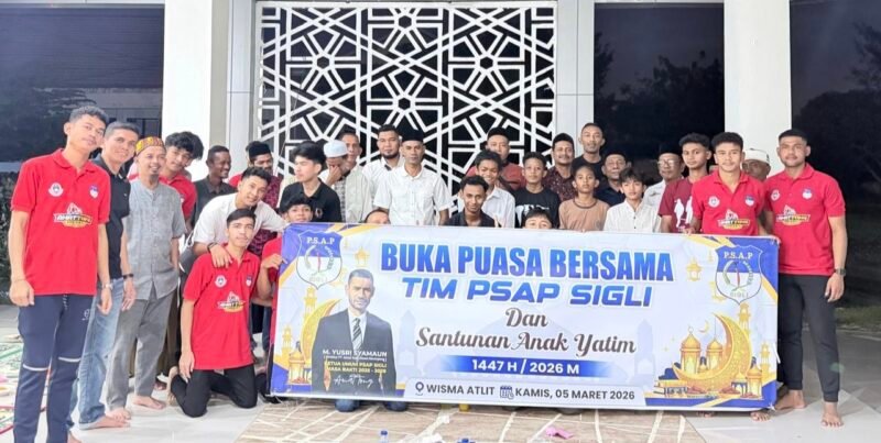 Pengurus PSAP Sigli foto bersama dengan anak yatim usai menyantuni mereka pada buka puasa bersama di wisma Atlet, Kamis (5/3/2026) (Foto.Amir Sagita.NOA.co.id).