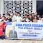 Pengurus PSAP Sigli foto bersama dengan anak yatim usai menyantuni mereka pada buka puasa bersama di wisma Atlet, Kamis (5/3/2026) (Foto.Amir Sagita.NOA.co.id).