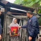 Kasatreskrim Polres Aceh Barat Daya didampingi anggota menyerahkan langsung bantuan sosial kepada masyarakat yang membutuhkan. Foto. Dok. Teukunizar/NOA.co.id