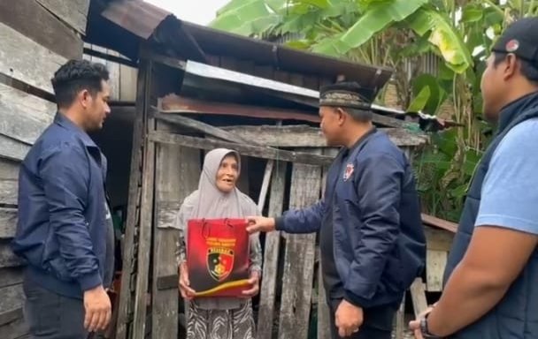 Kasatreskrim Polres Aceh Barat Daya didampingi anggota menyerahkan langsung bantuan sosial kepada masyarakat yang membutuhkan. Foto. Dok. Teukunizar/NOA.co.id