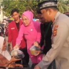 Ketua Bhayangkari Cabang Polres Abdya, Ny. Retno Agus Sulistianto bersama Kapolres AKBP Agus Sulistianto memberikan paket takjil kepada warga yang lewat. Foto. Dok. Teukunizar/NOA.co.id